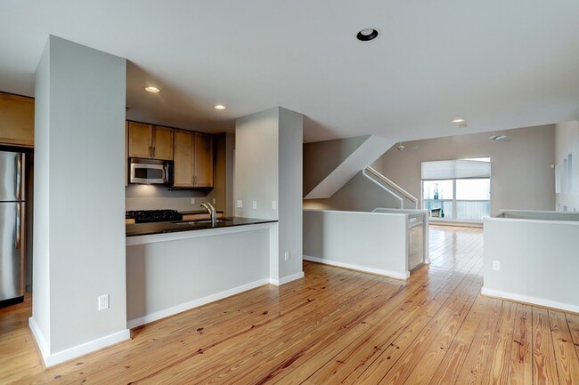 Building Photo - 835 Saulnier St