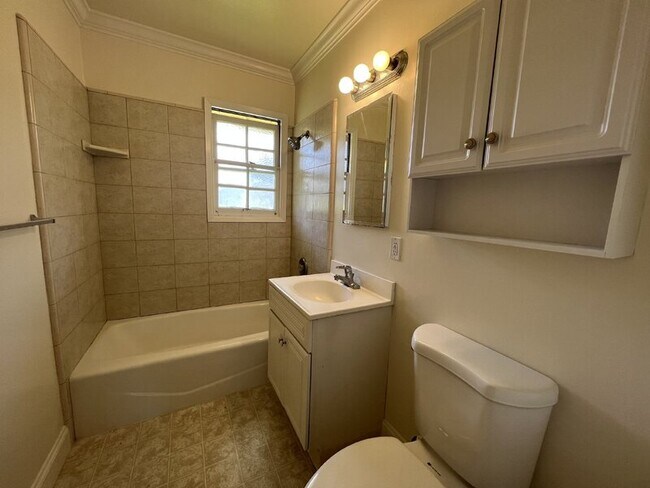 Building Photo - 25 El Camino Dr