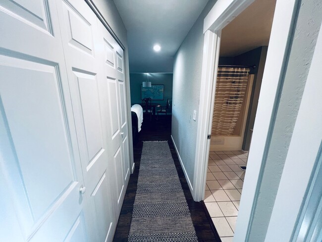 Building Photo - 2 bedroom, 2 bath short term 3-6 month ren...