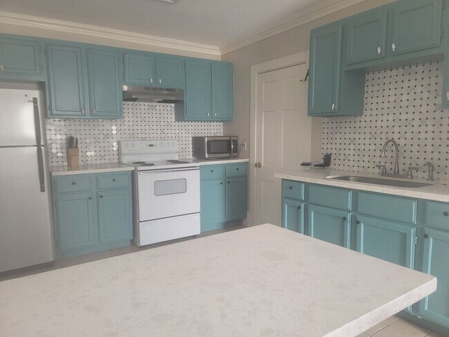 Building Photo - Charming Cottage - minutes from the Seawall