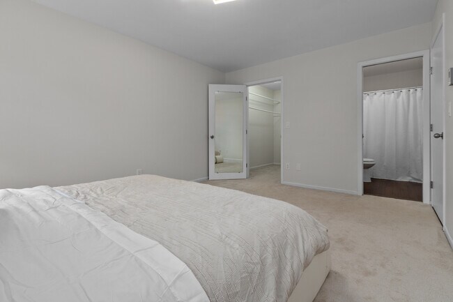 Building Photo - 1140 Manor Dr