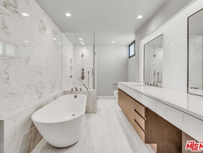 Building Photo - 1100 Alta Loma Rd