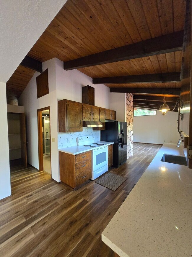 Building Photo - Riverfront Property 3 Bedroom 2 Bath in To...