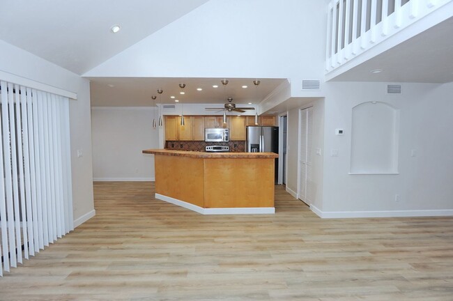Building Photo - 3 Bedroom Townhouse - $2800/mo - ANNUAL RE...