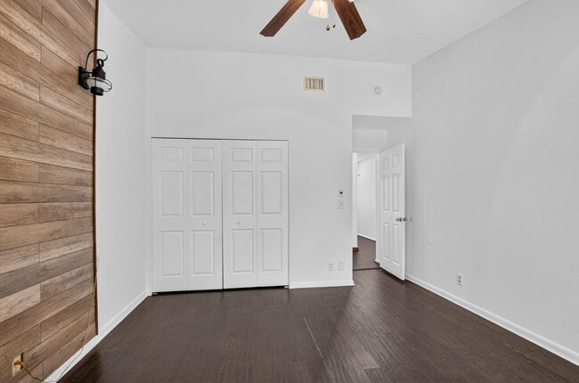Building Photo - 7813 Kenway Pl W