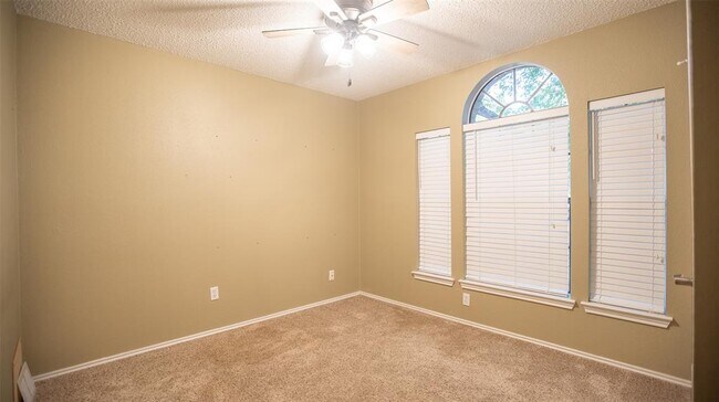 Building Photo - 401 Parkview Dr