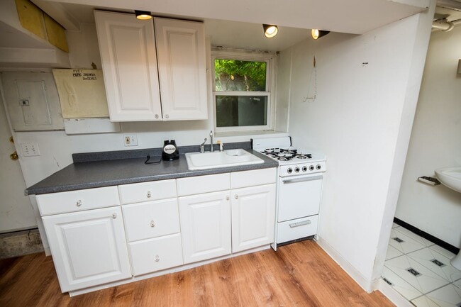 Building Photo - 2026/2027 JHU off-campus Renovated Charles Village 5bd/2ba w/ W/D & CAC Available 6/9/26