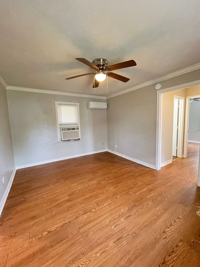 Building Photo - 2 Bed 1 Bath