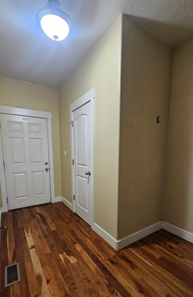 Building Photo - 2718 N Elm Dr