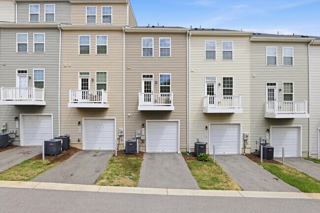 Building Photo - 4915 Crest View Dr