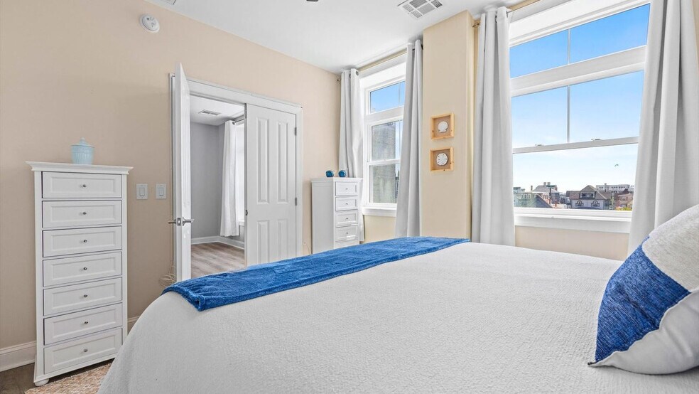 Building Photo - 810 Asbury Ave