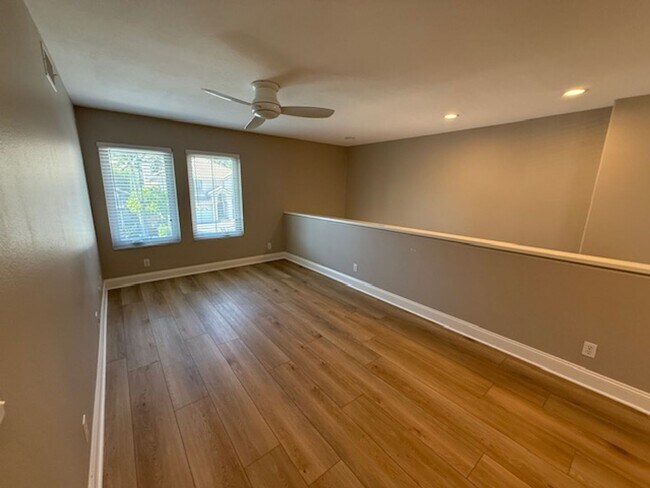 Building Photo - 4 bed / 2.5 bath plus large loft/family ro...