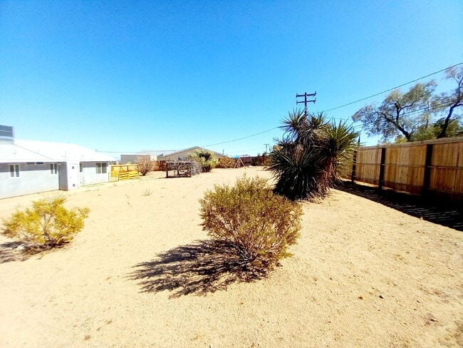 Building Photo - Fantastic Rental Opportunity in South Joshua Tree!