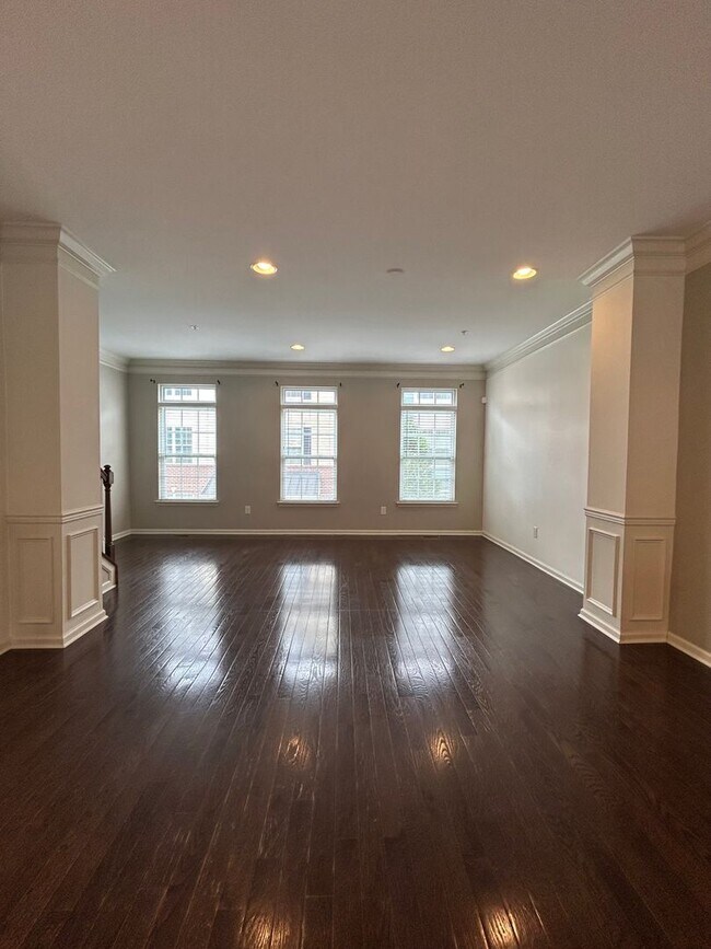 Building Photo - 1379 Parish Ave