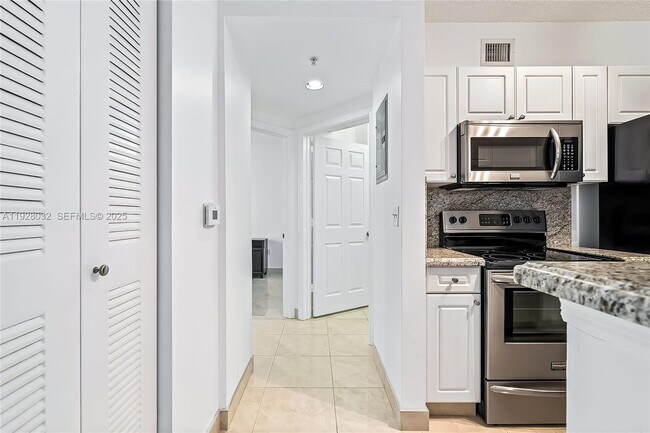 Building Photo - 17150 N Bay Rd