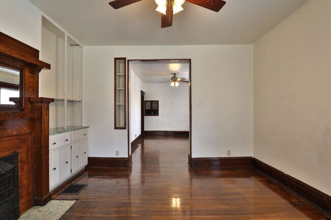 Building Photo - Large 4 Bedroom North Campus Townhouse - 1st house from High Street