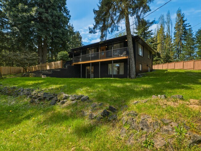 Building Photo - 1366 SE High Ridge Ct