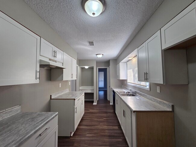 Building Photo - 6369 Golden Park Dr