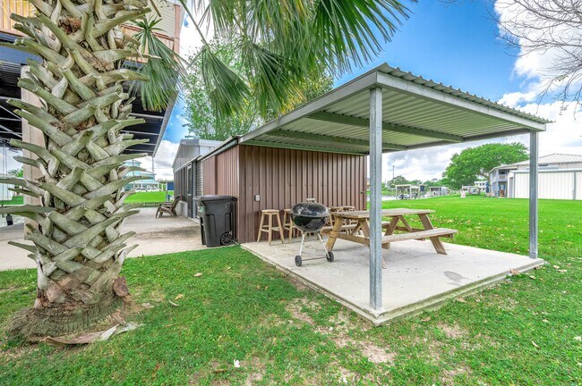 Building Photo - 302 Palm Dr