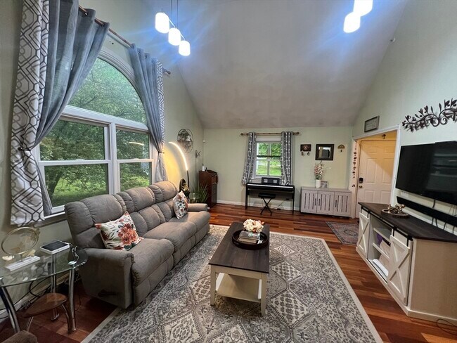Building Photo - 45 Winterberry Way