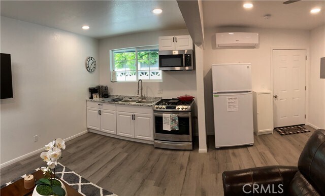 Building Photo - 723 N Quince Ave