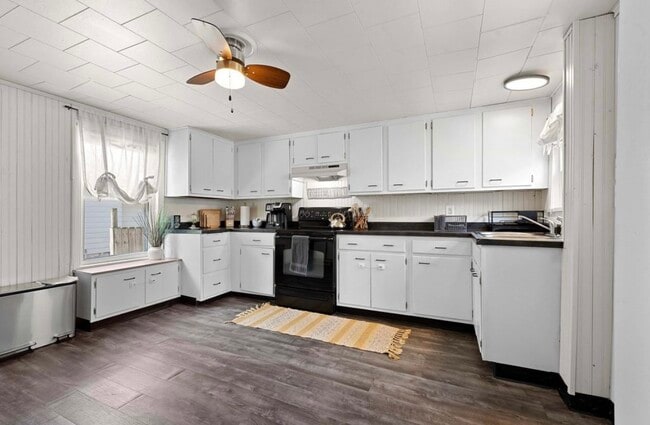 Building Photo - 532 W 5th Ave