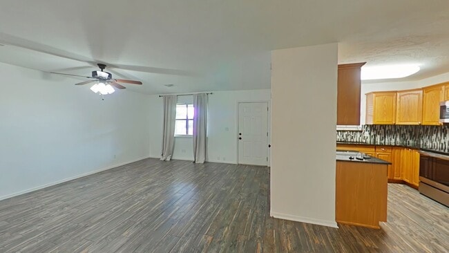 Building Photo - 4914 SE Hardin Ave