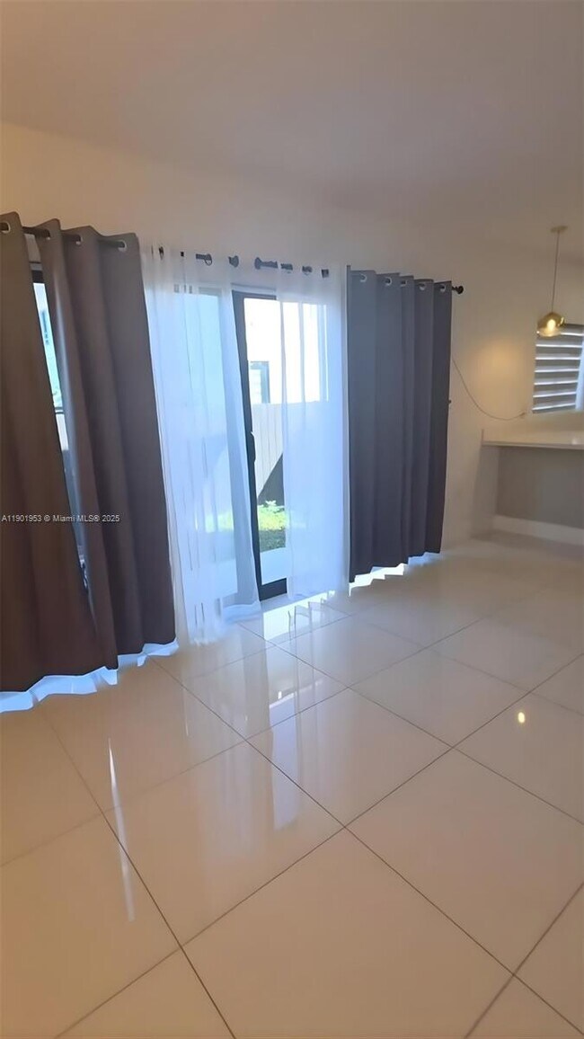 Building Photo - 206 NW 11th Ct