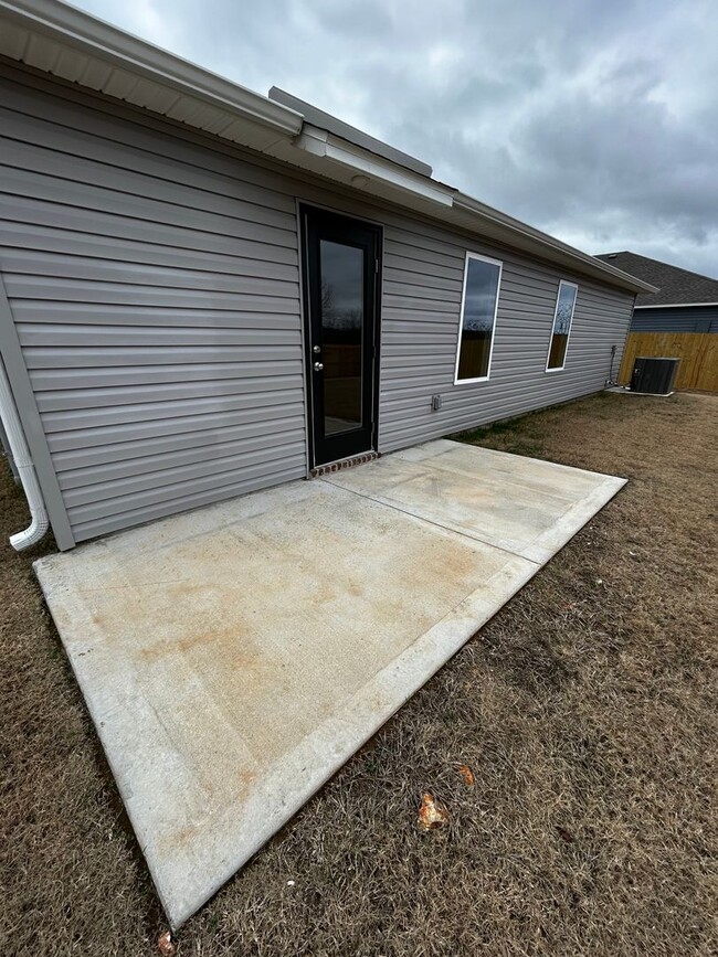 Building Photo - Brand Sparkling New 3 bedroom 2 bathroom h...