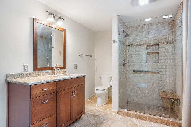 Building Photo - 5 Bed/4.5 Bath Undergrads OK Close to VT