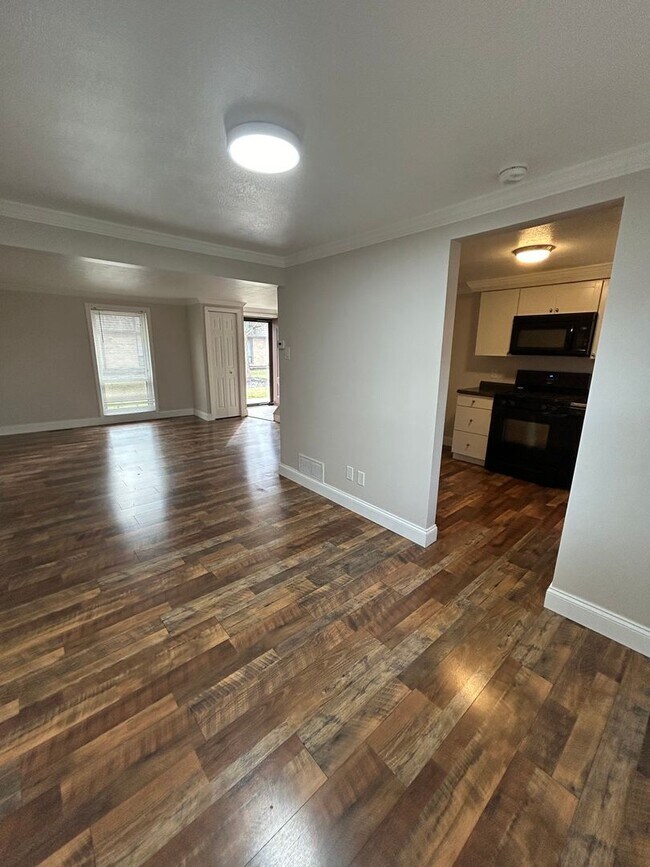 Building Photo - Modern Charm: 2 BR Home with Finished Basement, Pet Friendly, Assigned Parking, and Prime Location!