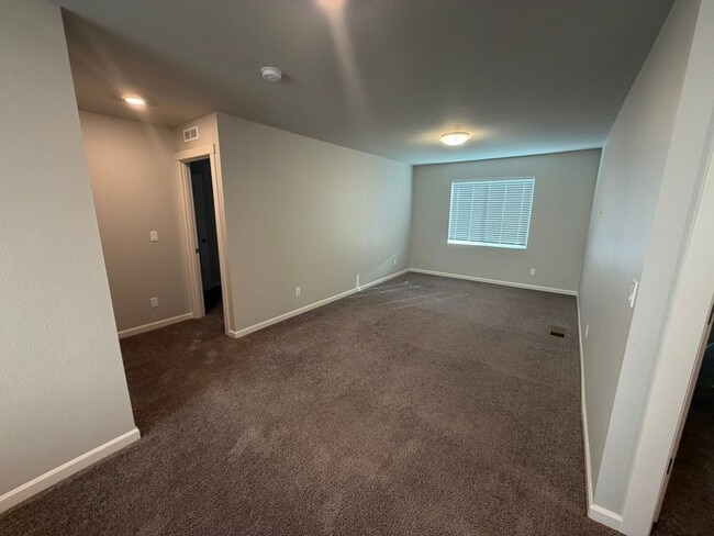 Building Photo - Must See Large Home in HOA Neighborhood!