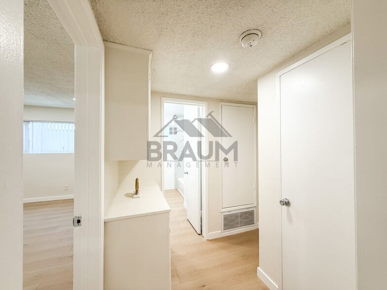 Building Photo - 6041 Whitsett Ave