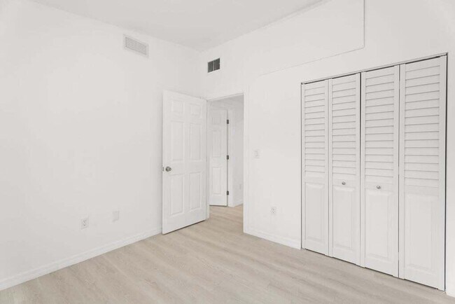 Building Photo - 121 S Lake Dr