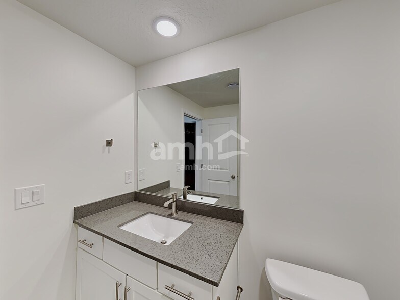 Building Photo - 4292 N Poplar St