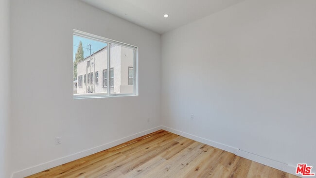 Building Photo - 4460 W Maplewood Ave
