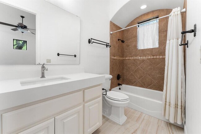 Building Photo - 2633 Collingwood Dr