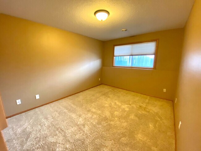 Building Photo - 3 bed Twinhome!!