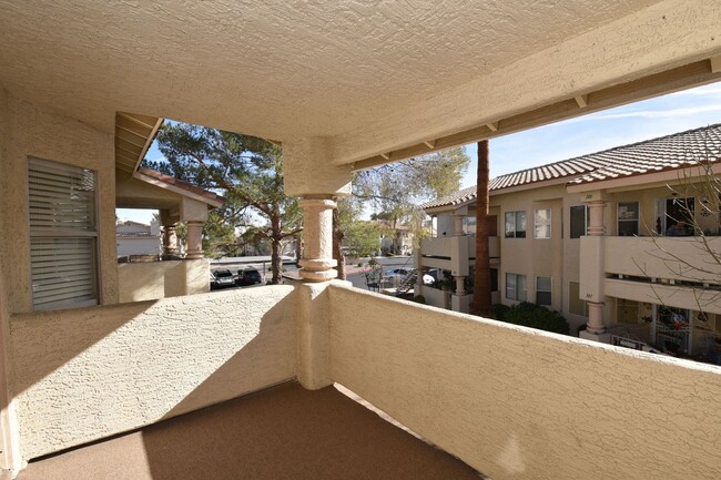 Building Photo - Stunningly remodeled 2-bedroom, 2-bath con...