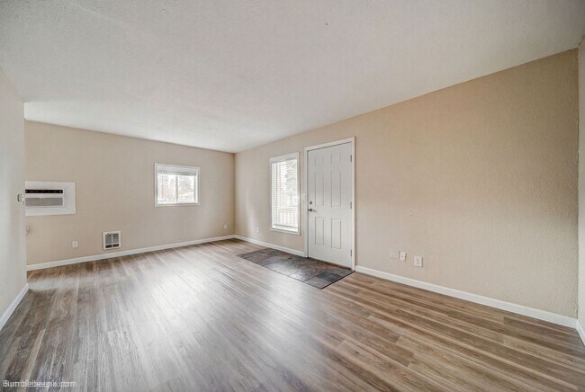 Building Photo - 104 N Colville Rd