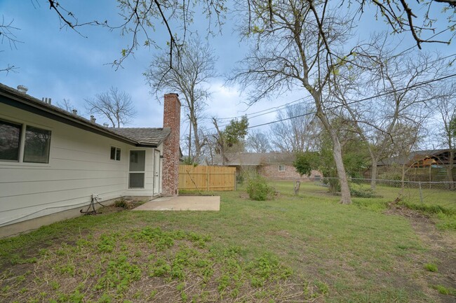 Building Photo - 2103 Pompton Dr