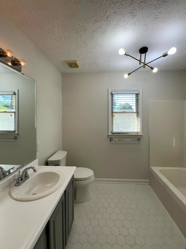 Building Photo - Charming 4 Bed, 2.5 Bath Home in King's Grant