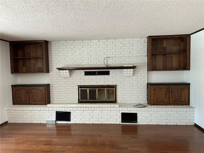 Building Photo - 2147 Loren Cir