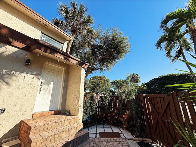 Building Photo - 10231 Fontainebleau Blvd