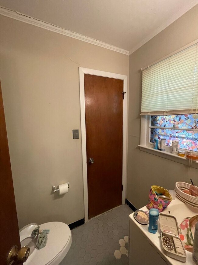 Building Photo - Knottingham Home Available