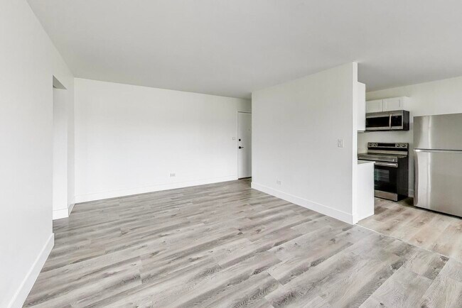 Building Photo - 7250 N Western Ave