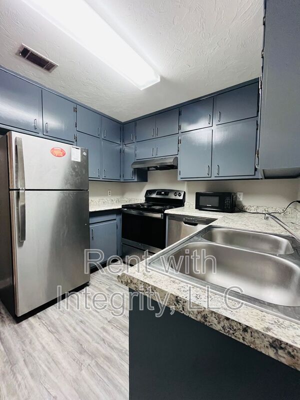 Building Photo - 581 Holyoke Ct