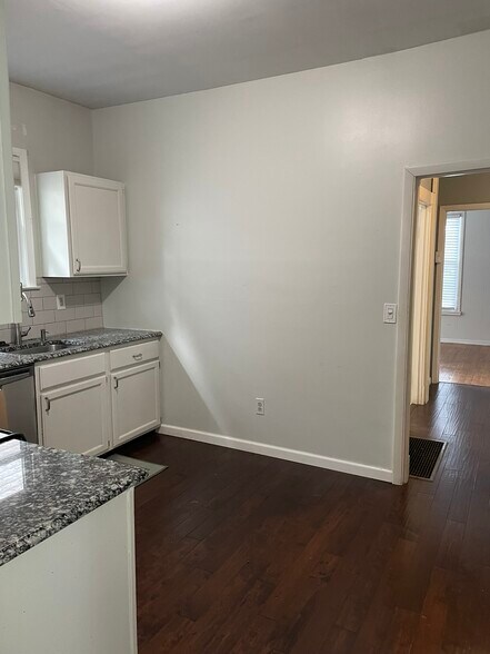 Building Photo - 622 N Forest Ave