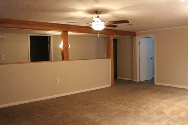 Building Photo - Stunning 3 bedroom/ 1 3/4 bath Ranch in Ha...