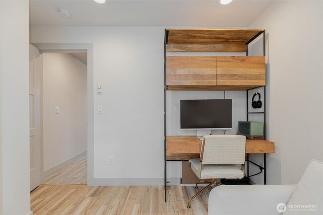 Building Photo - 5030 Sand Point Pl NE